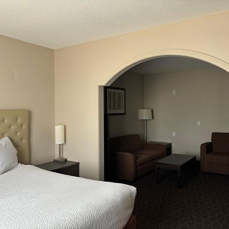 Ramada By Wyndham Estevan Bagian luar foto