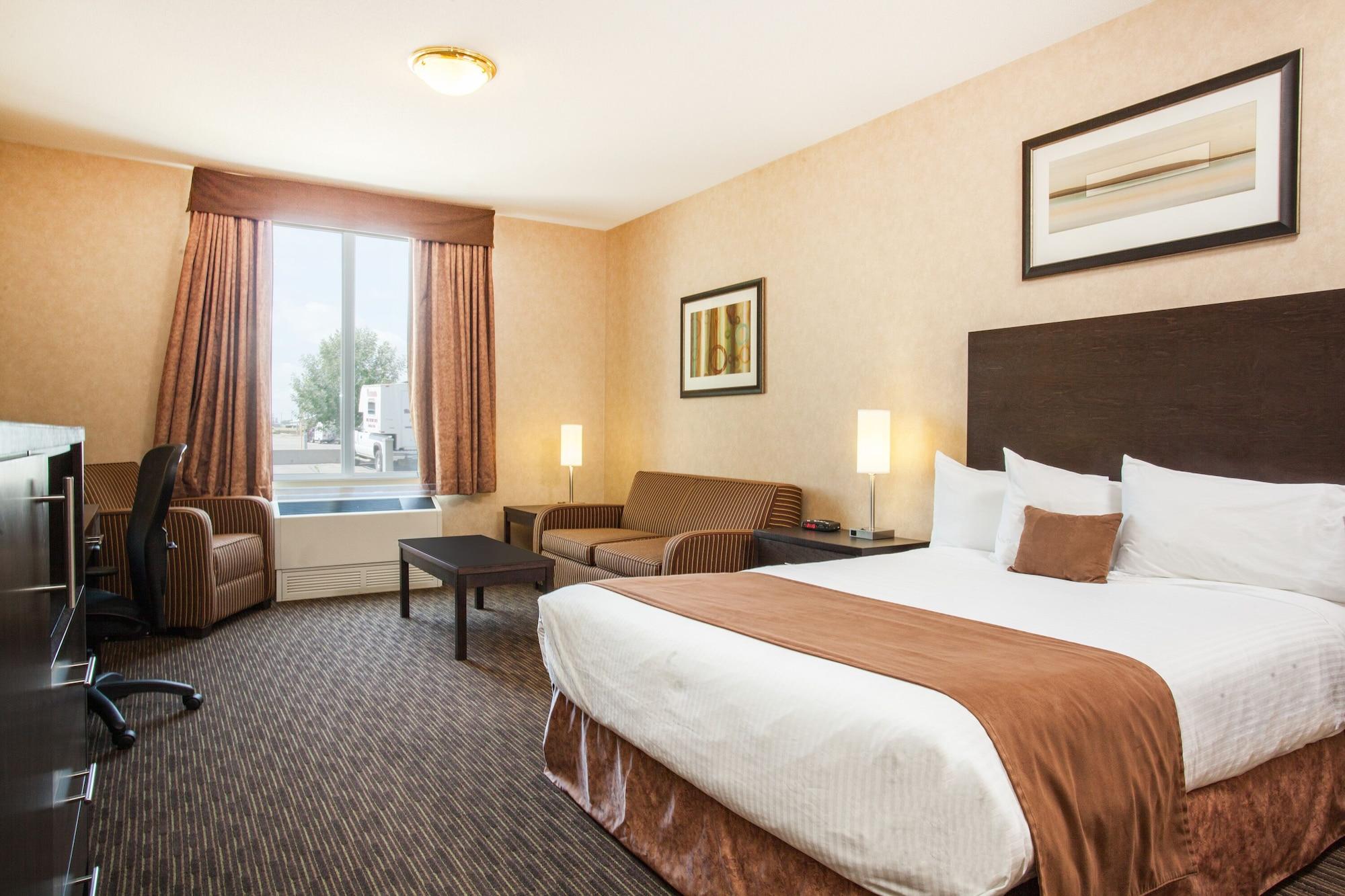 Ramada By Wyndham Estevan Bagian luar foto