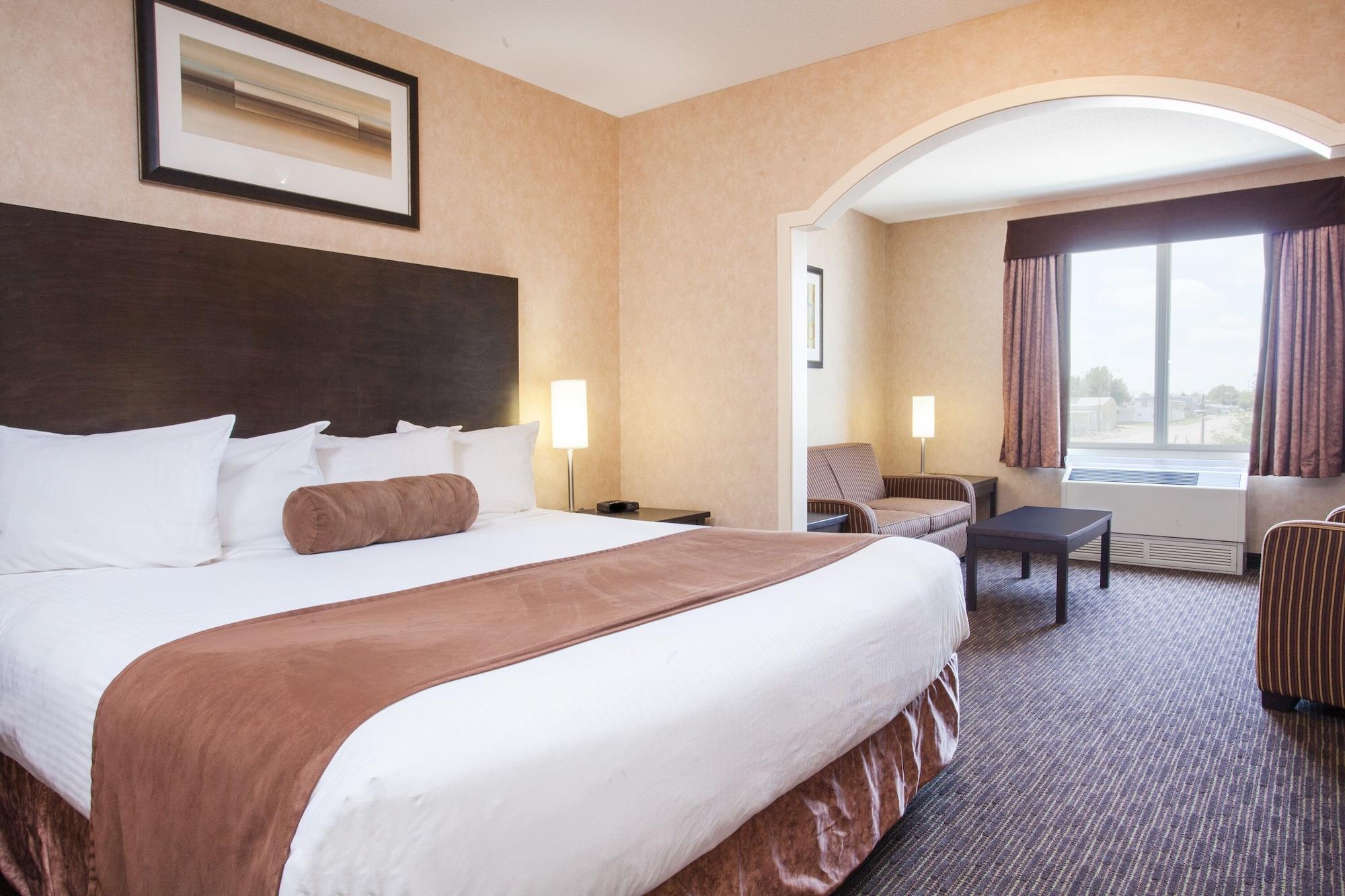 Ramada By Wyndham Estevan Bagian luar foto