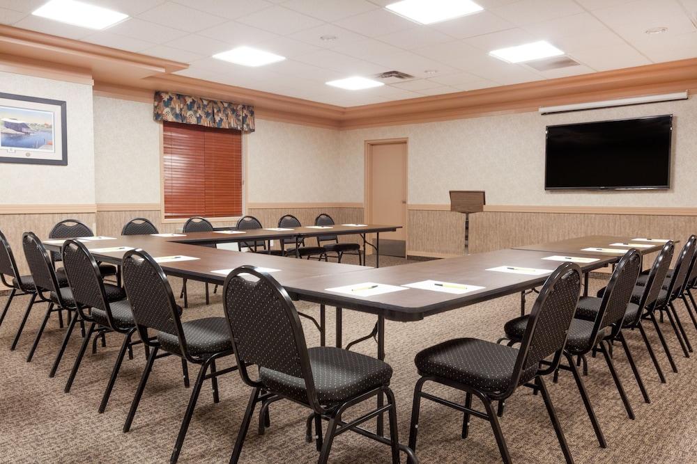 Ramada By Wyndham Estevan Bagian luar foto