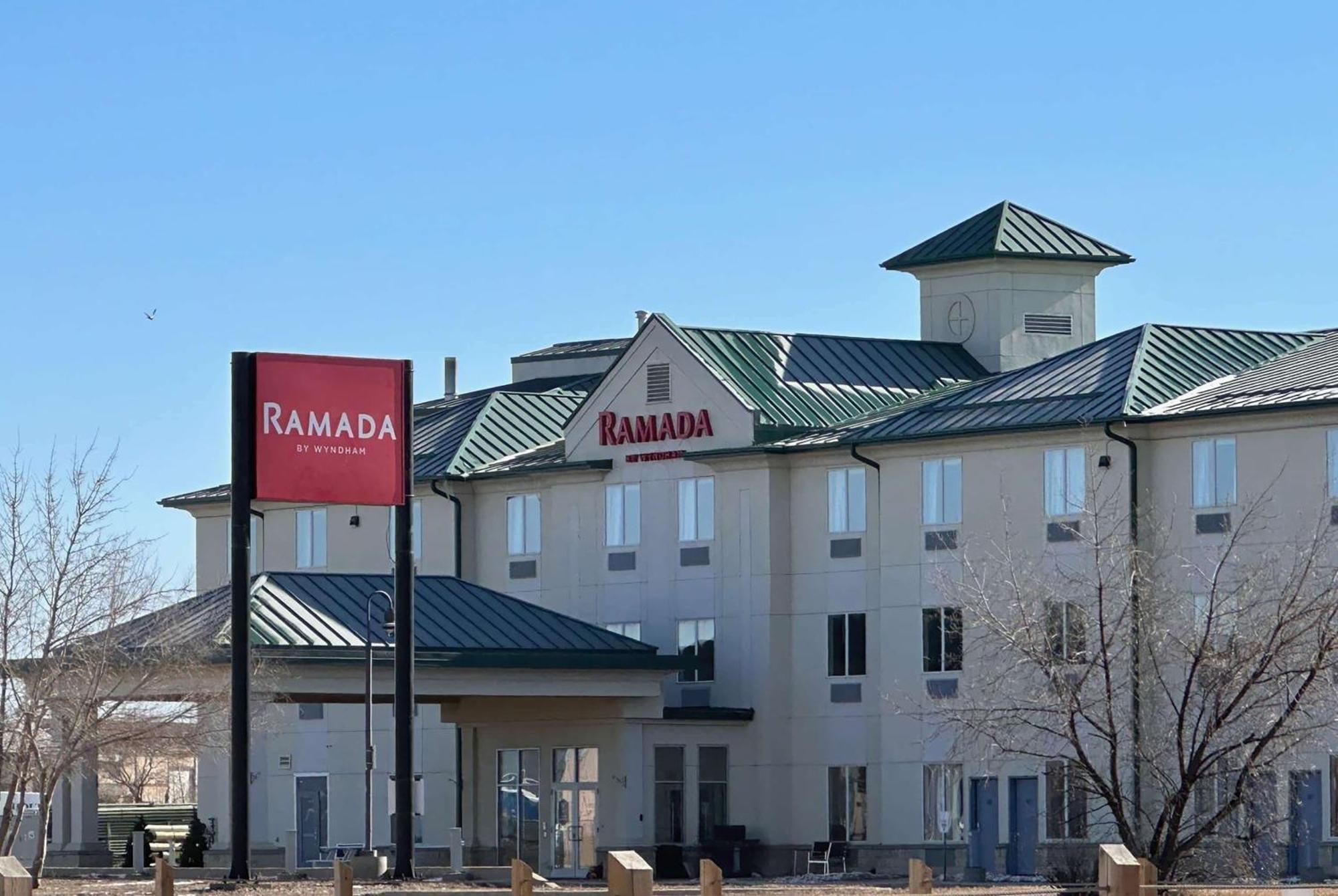Ramada By Wyndham Estevan Bagian luar foto