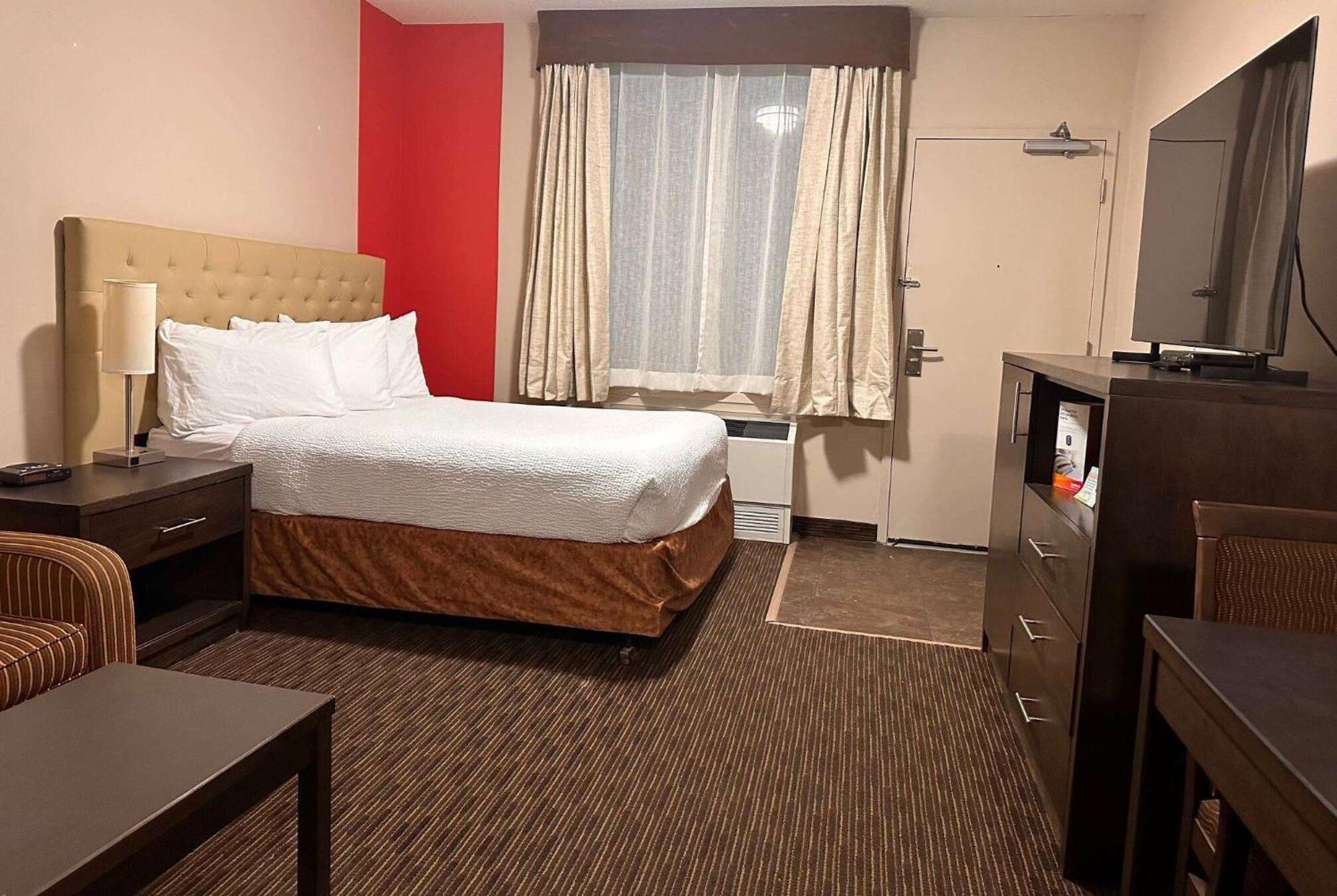 Ramada By Wyndham Estevan Bagian luar foto
