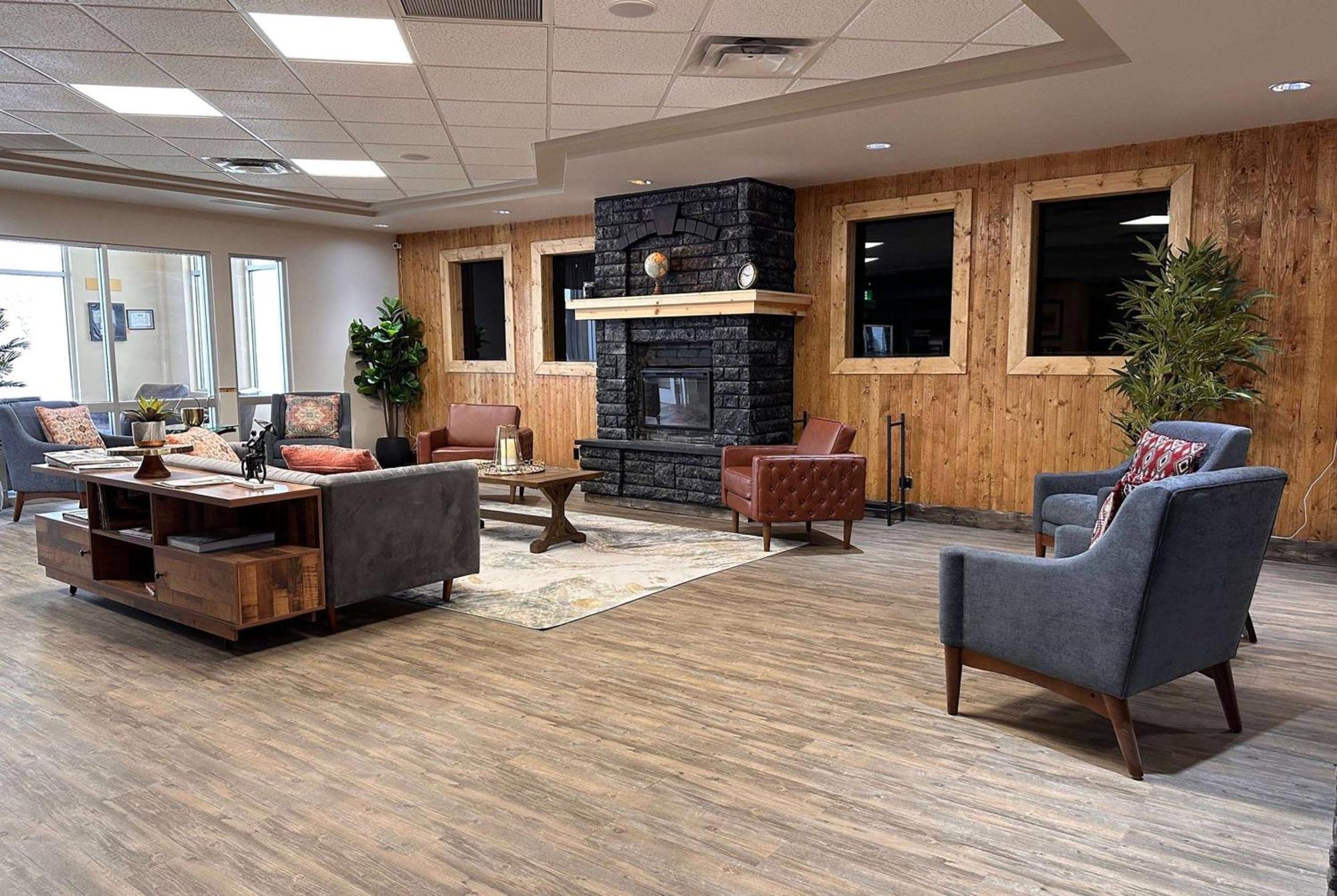 Ramada By Wyndham Estevan Bagian luar foto