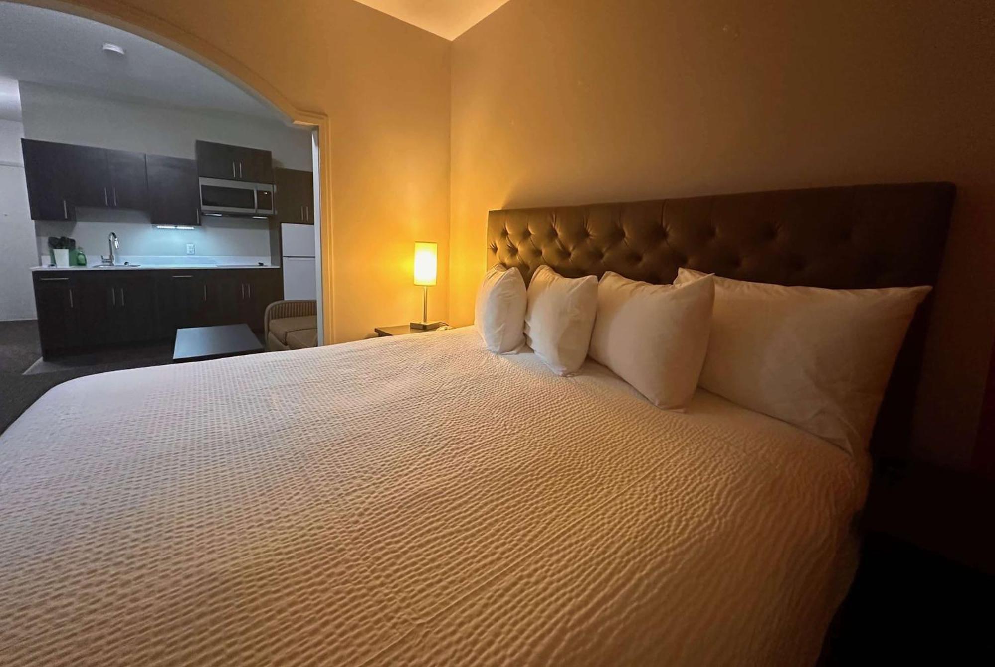 Ramada By Wyndham Estevan Bagian luar foto
