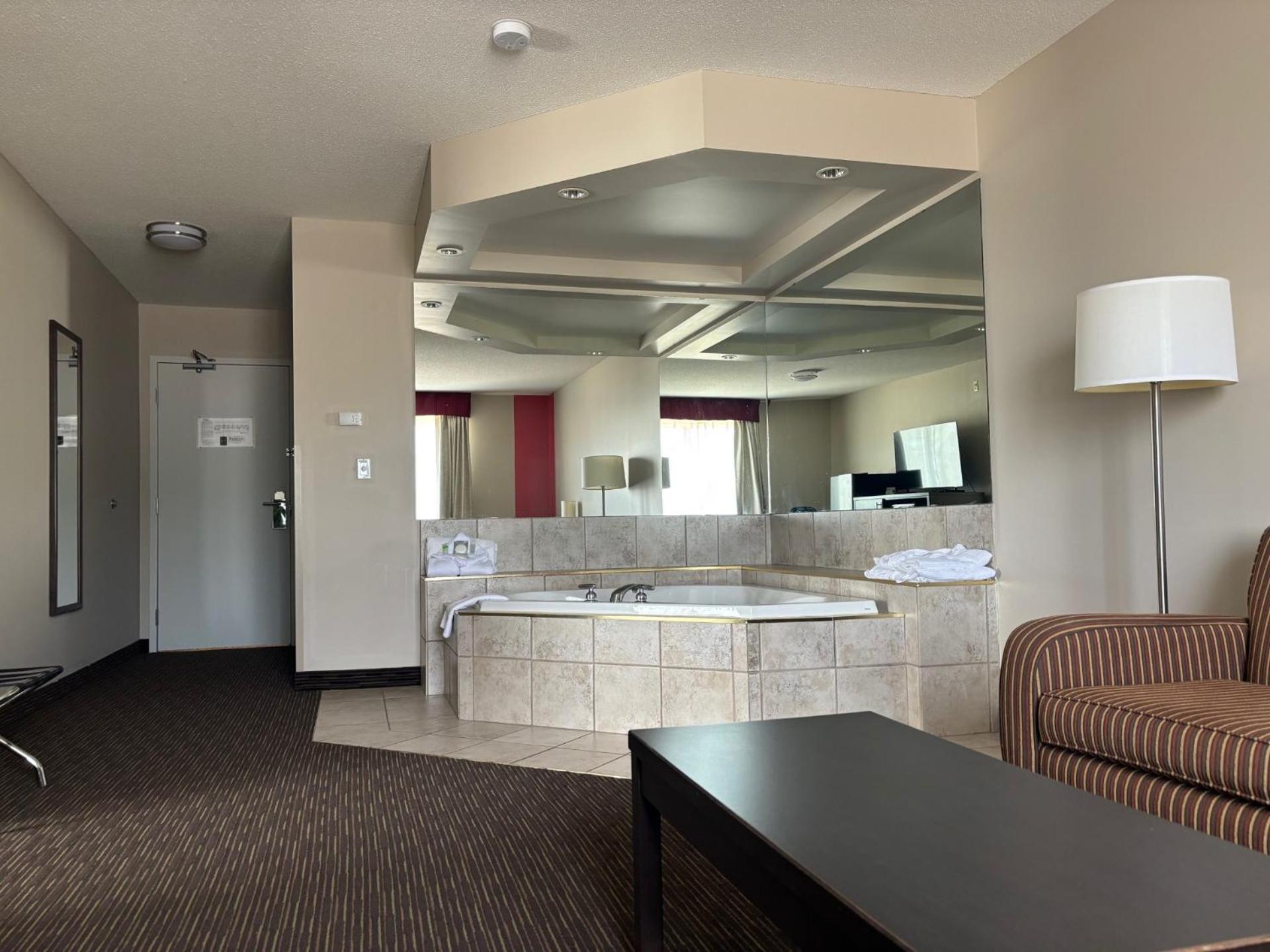 Ramada By Wyndham Estevan Bagian luar foto