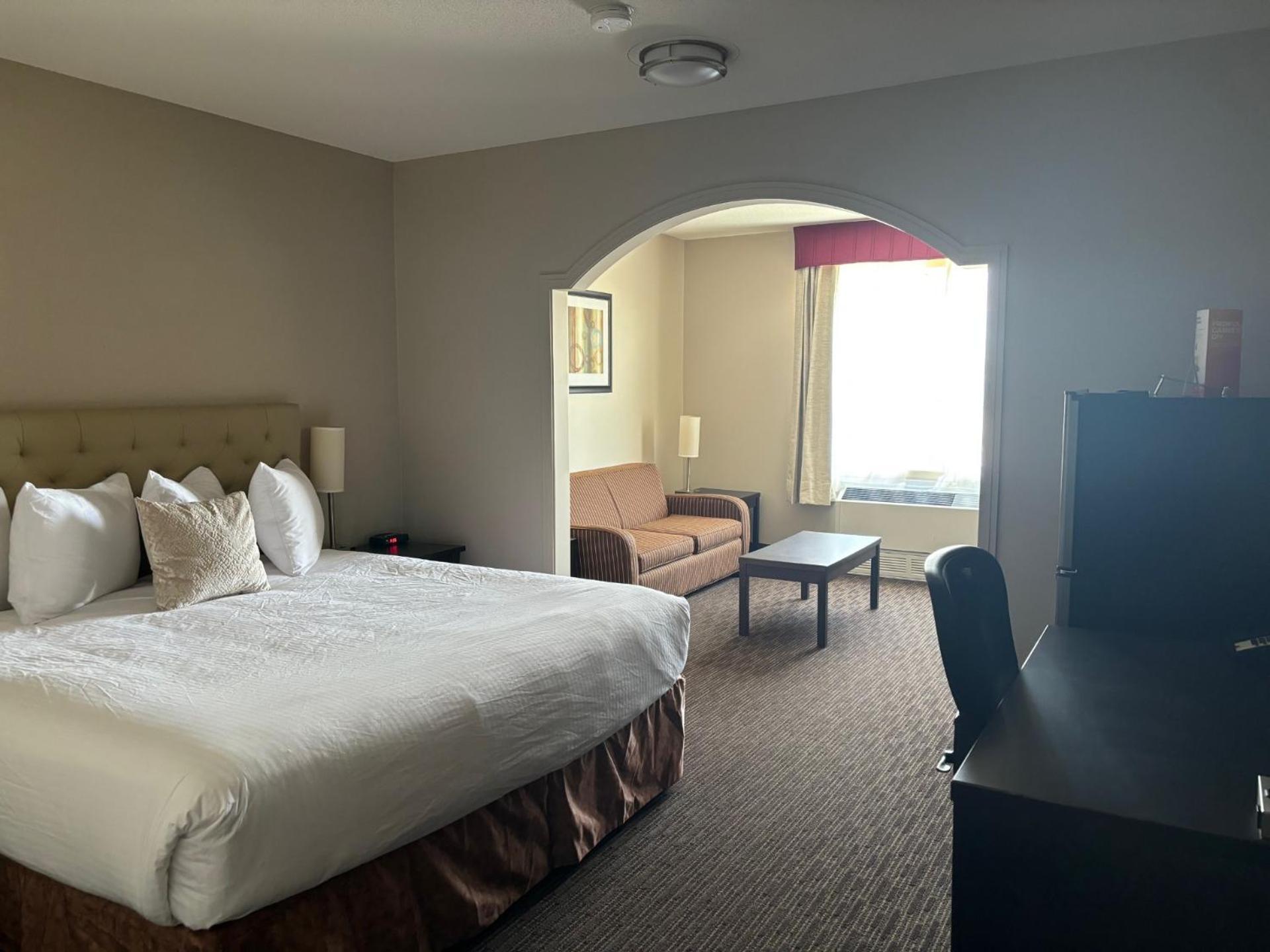 Ramada By Wyndham Estevan Bagian luar foto