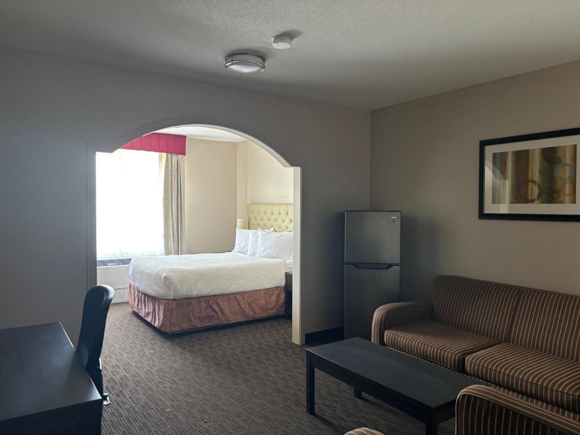 Ramada By Wyndham Estevan Bagian luar foto