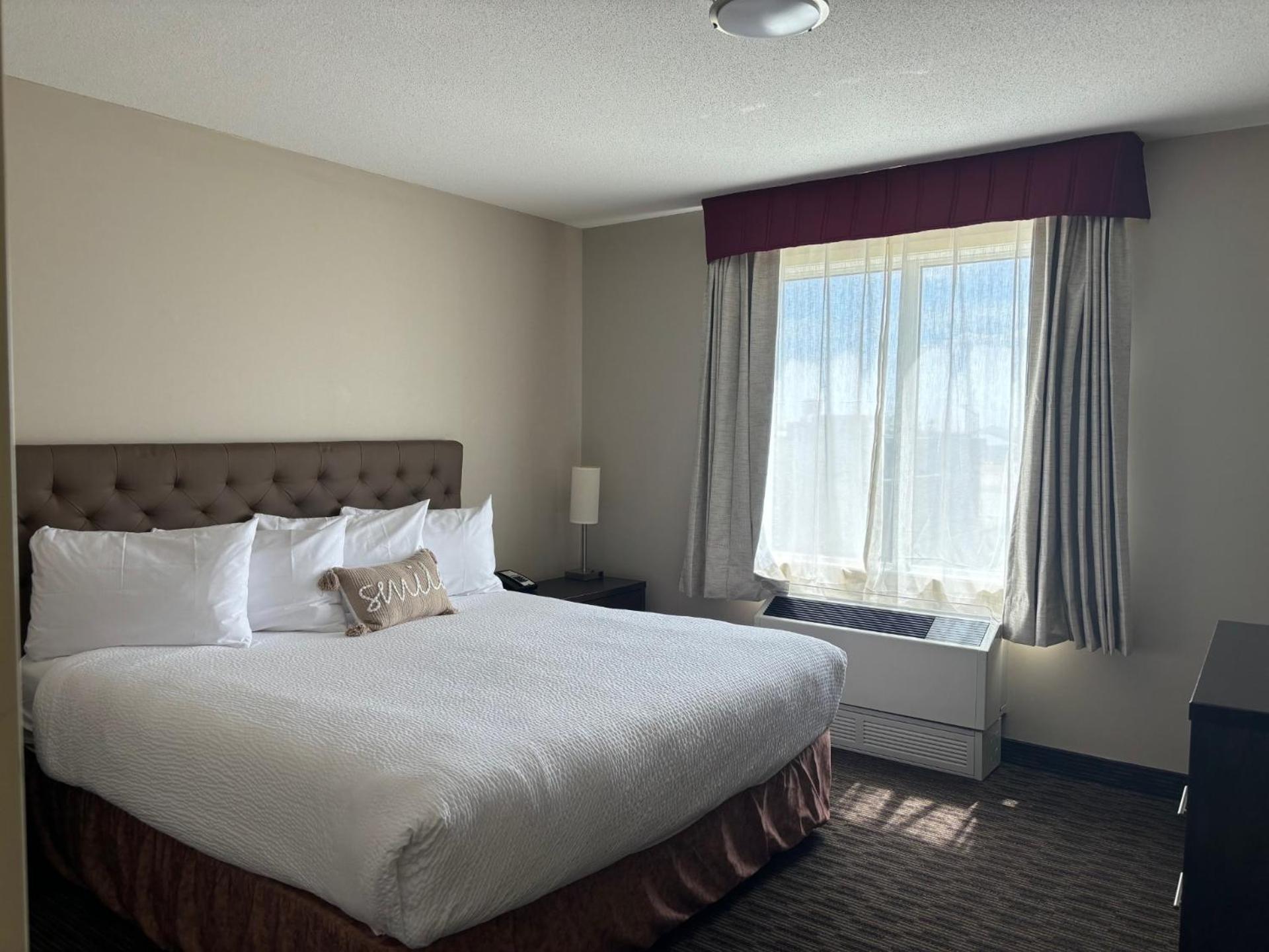 Ramada By Wyndham Estevan Bagian luar foto