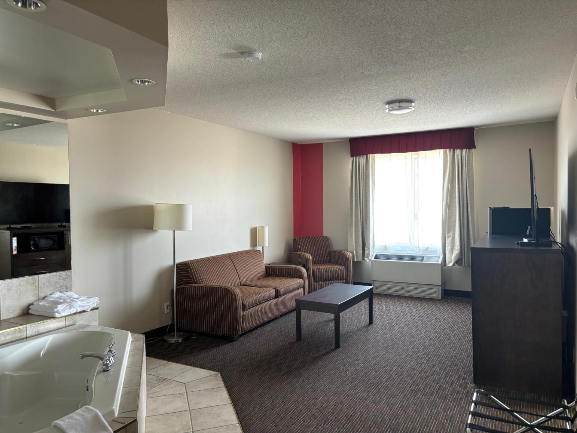 Ramada By Wyndham Estevan Bagian luar foto