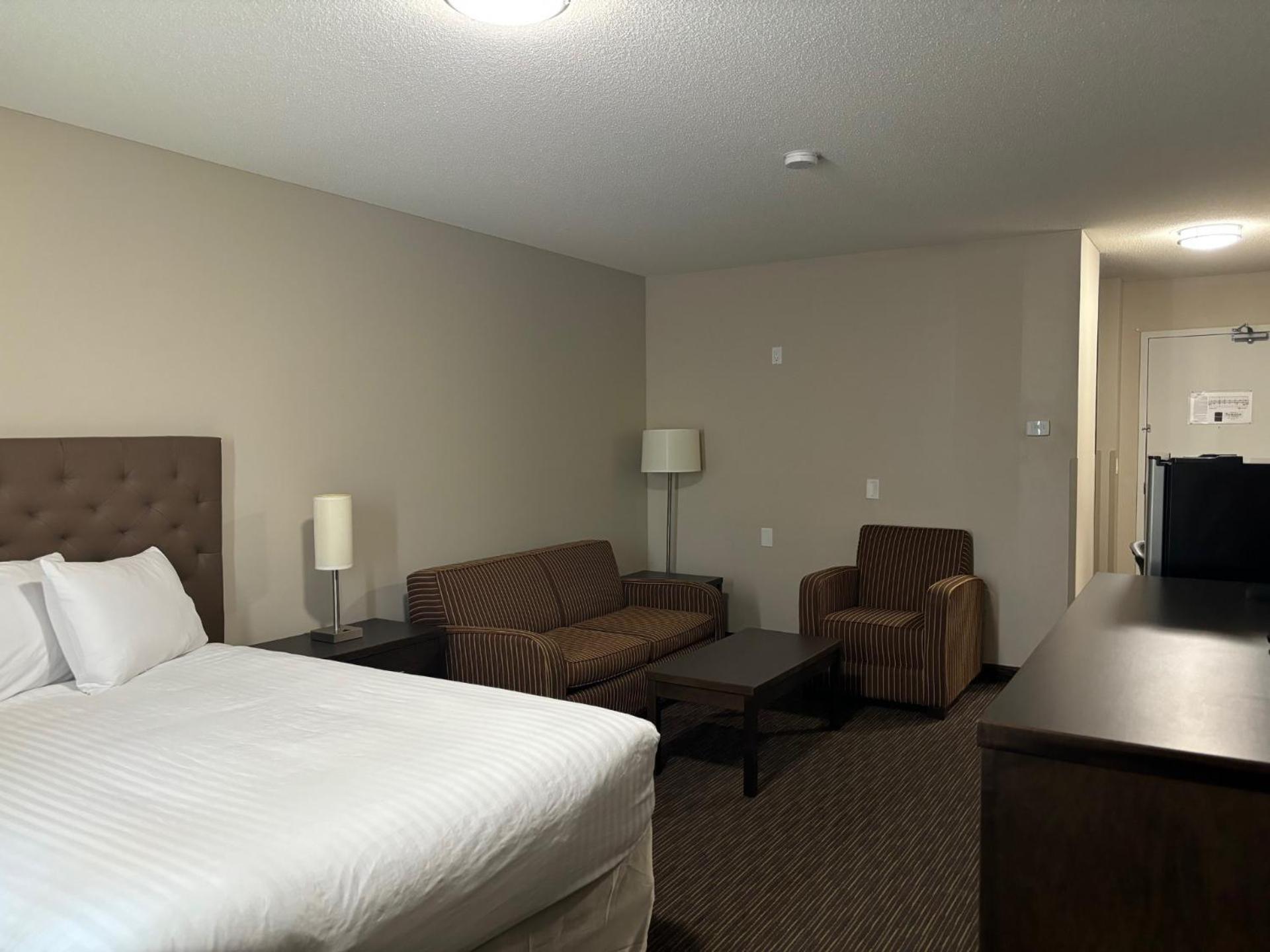 Ramada By Wyndham Estevan Bagian luar foto