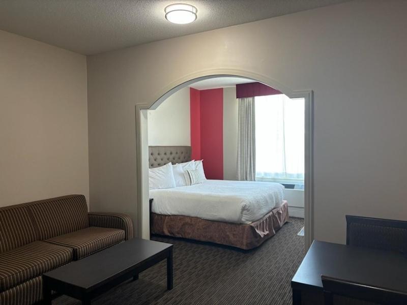 Ramada By Wyndham Estevan Bagian luar foto