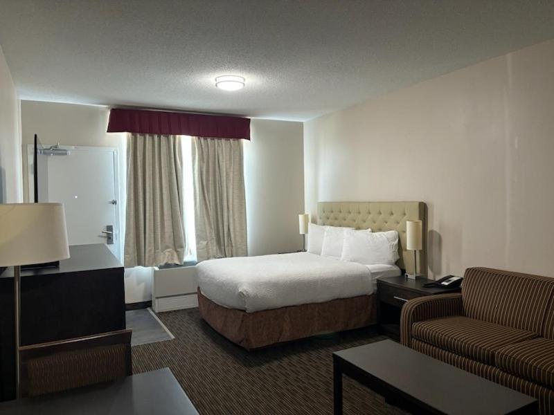 Ramada By Wyndham Estevan Bagian luar foto