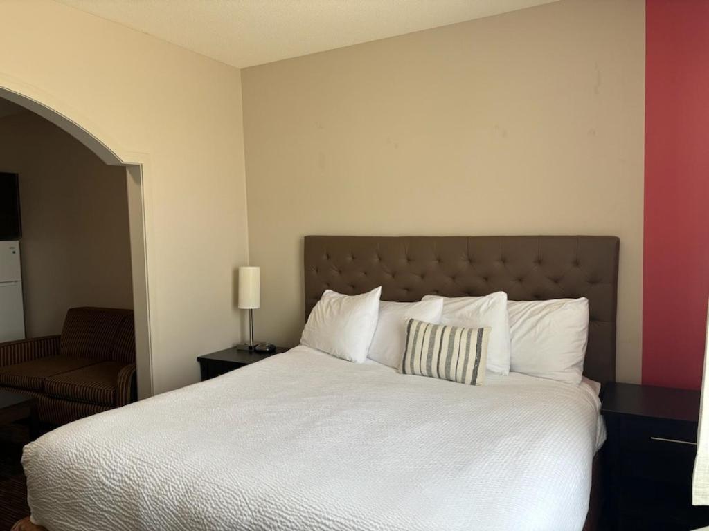Ramada By Wyndham Estevan Bagian luar foto