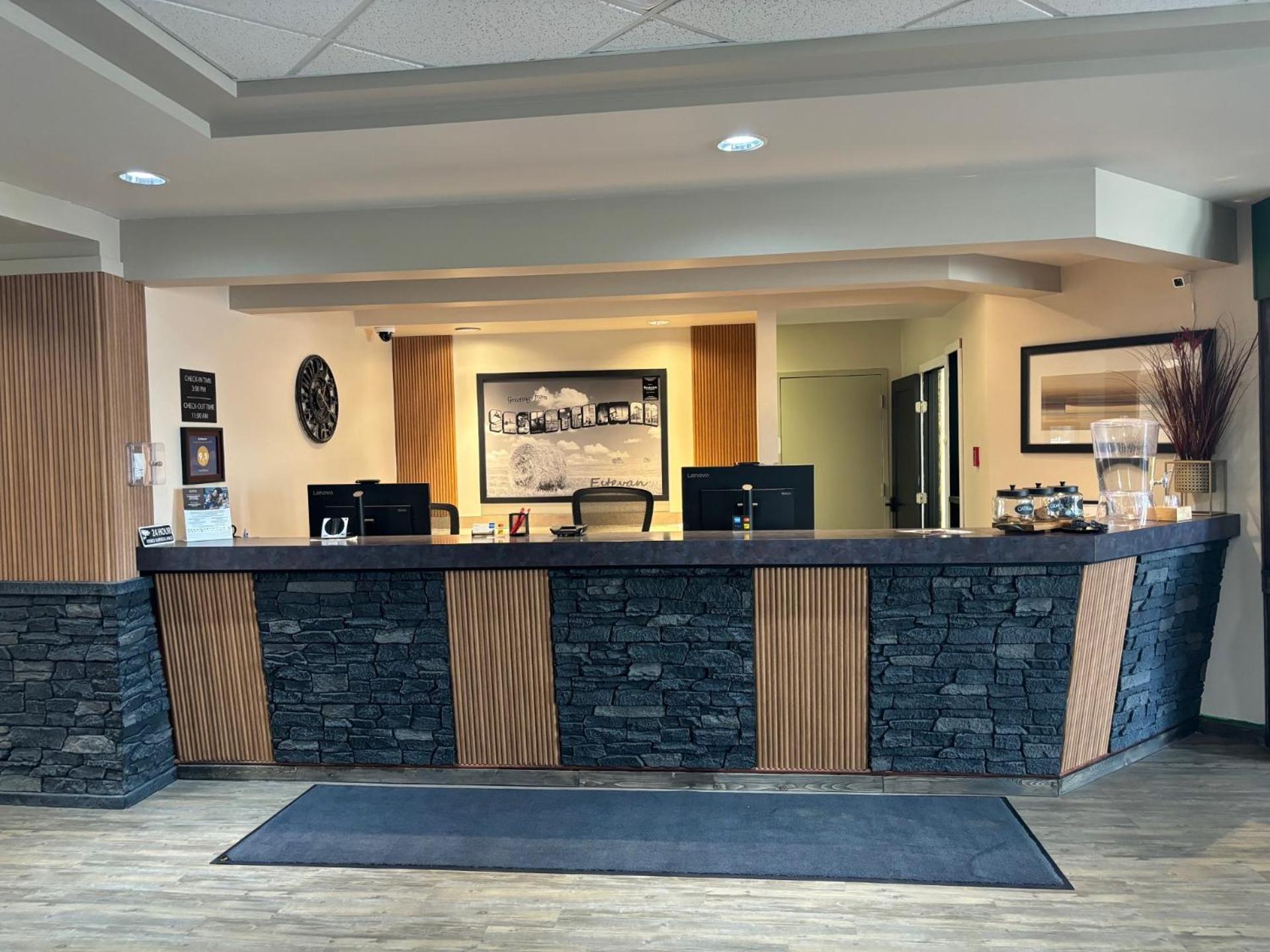 Ramada By Wyndham Estevan Bagian luar foto