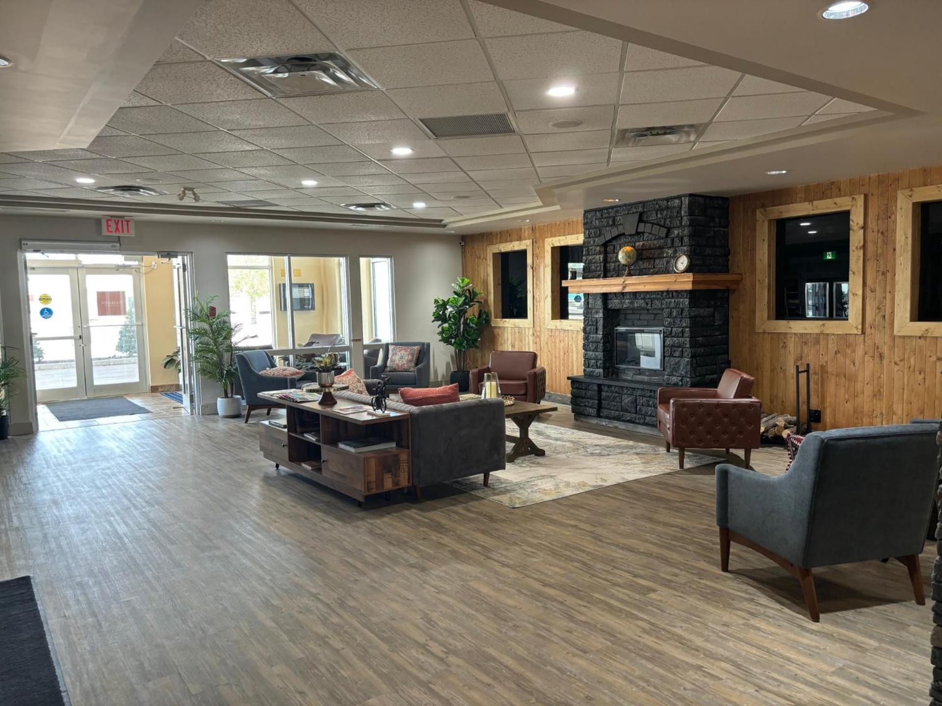 Ramada By Wyndham Estevan Bagian luar foto