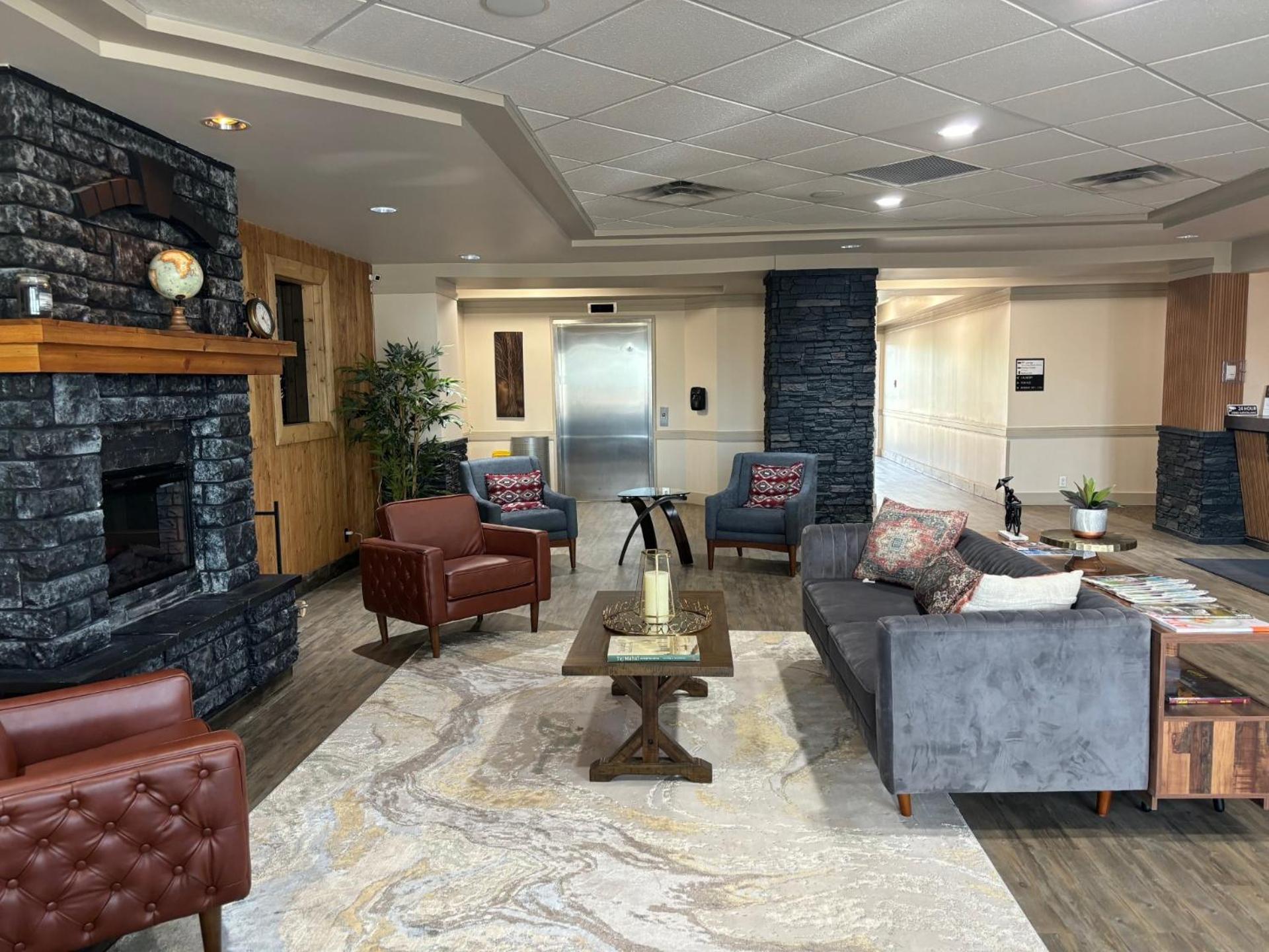 Ramada By Wyndham Estevan Bagian luar foto