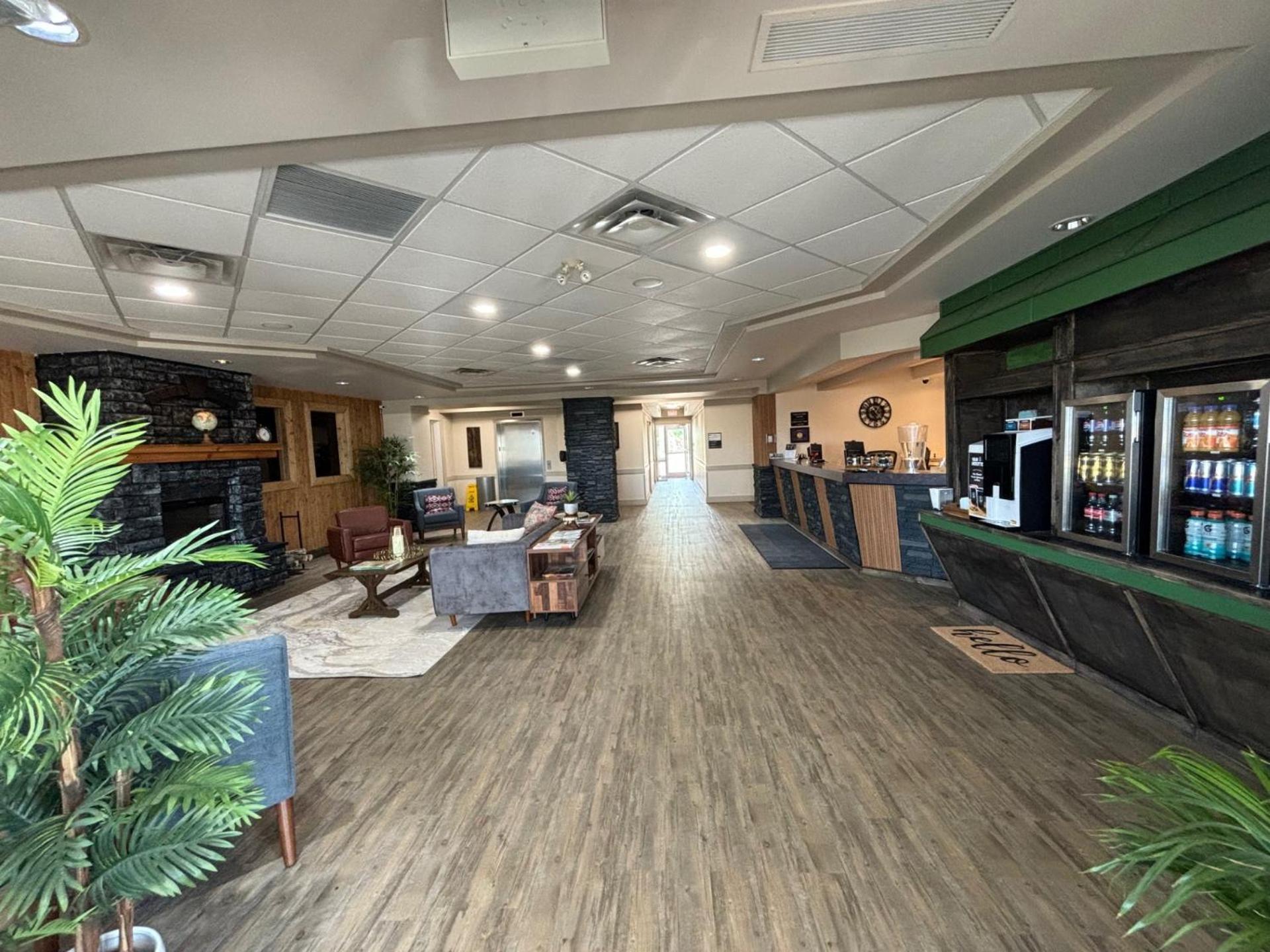 Ramada By Wyndham Estevan Bagian luar foto