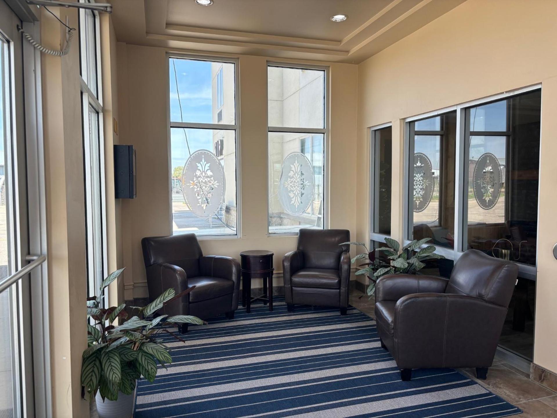 Ramada By Wyndham Estevan Bagian luar foto