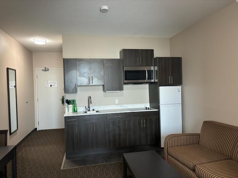 Ramada By Wyndham Estevan Bagian luar foto