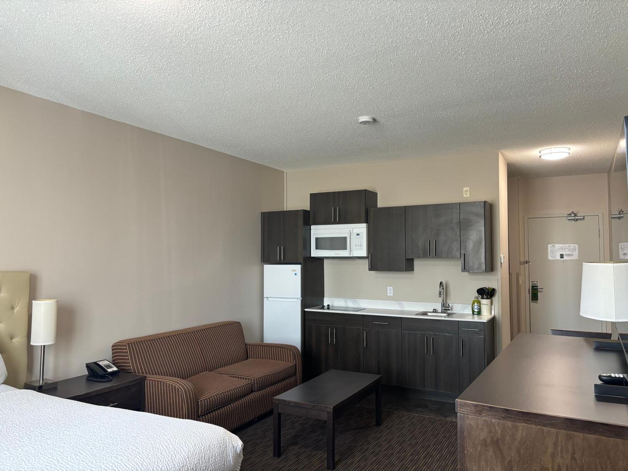 Ramada By Wyndham Estevan Bagian luar foto