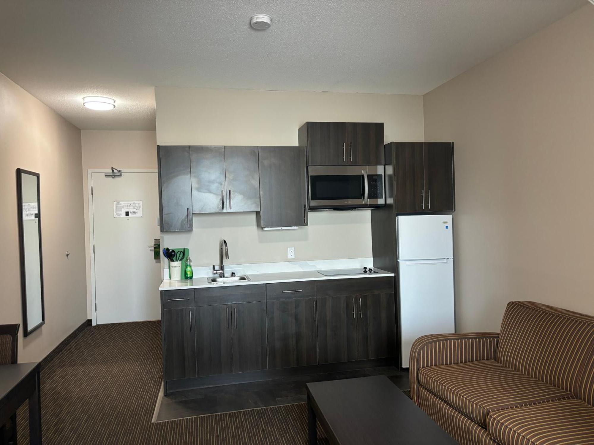 Ramada By Wyndham Estevan Bagian luar foto