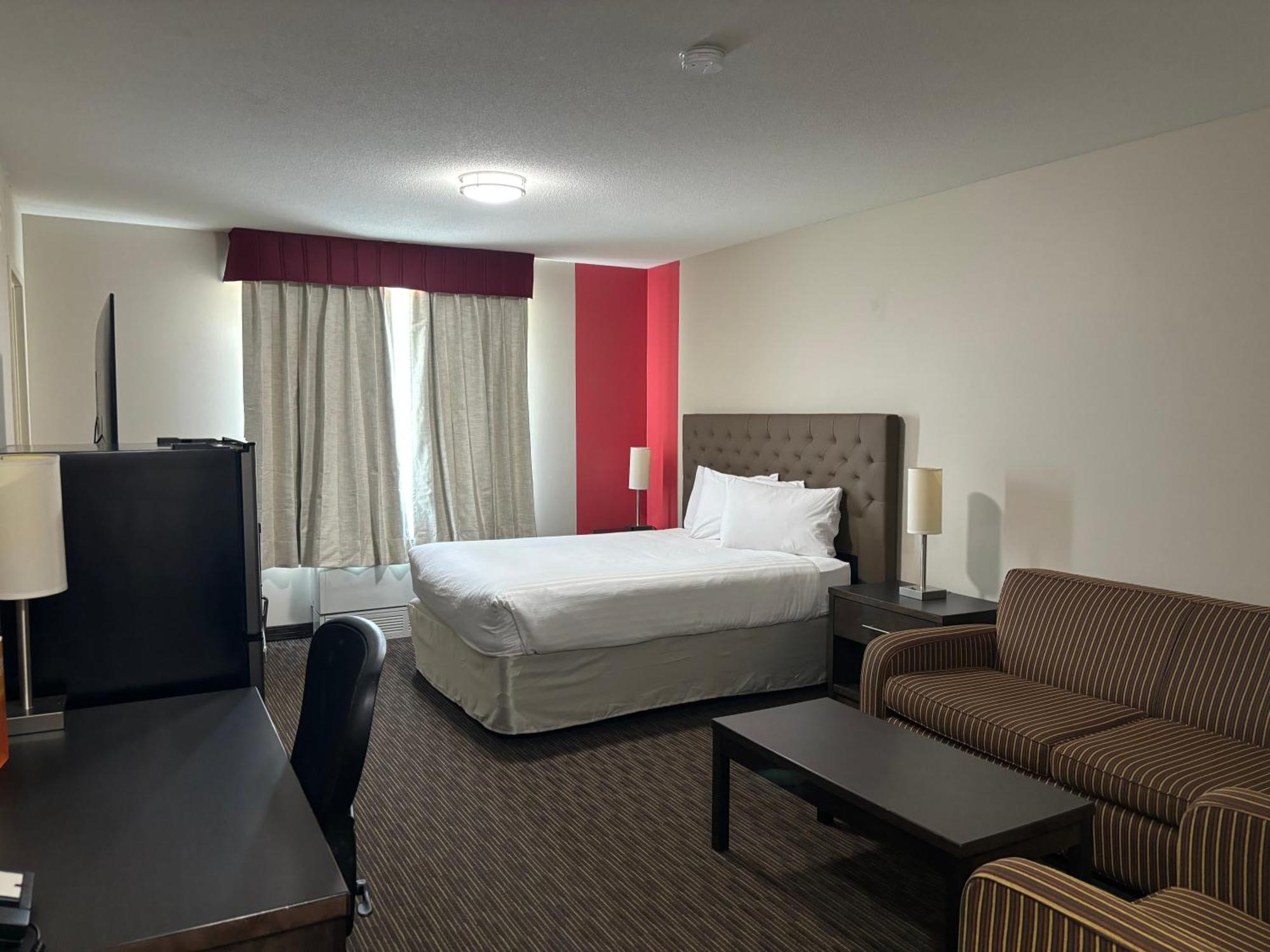 Ramada By Wyndham Estevan Bagian luar foto