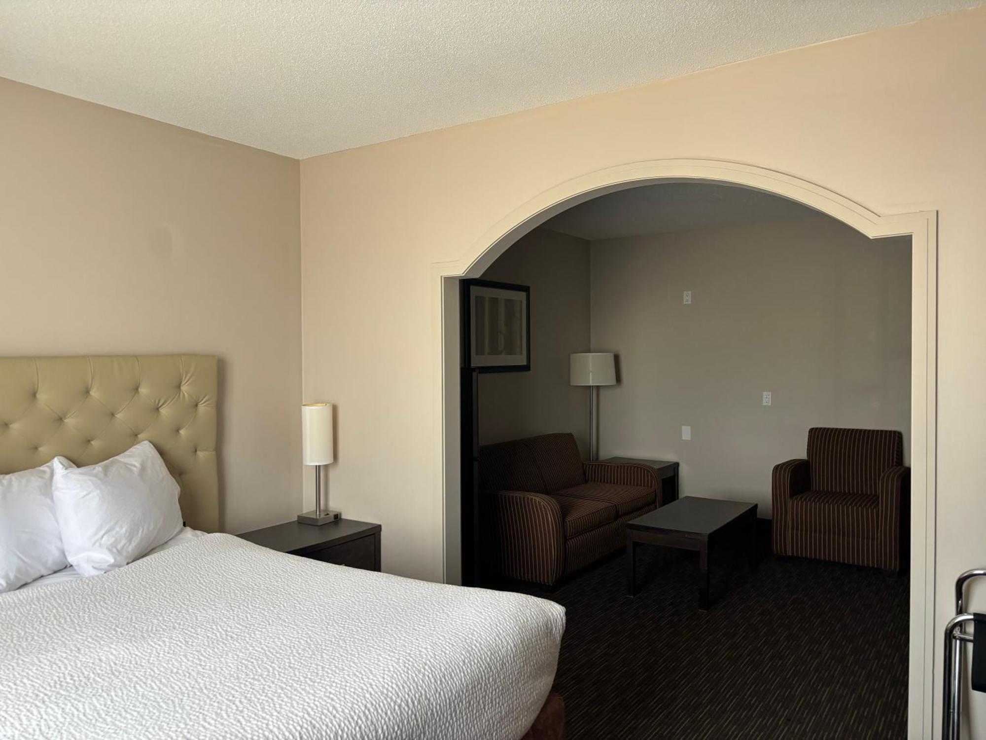 Ramada By Wyndham Estevan Bagian luar foto