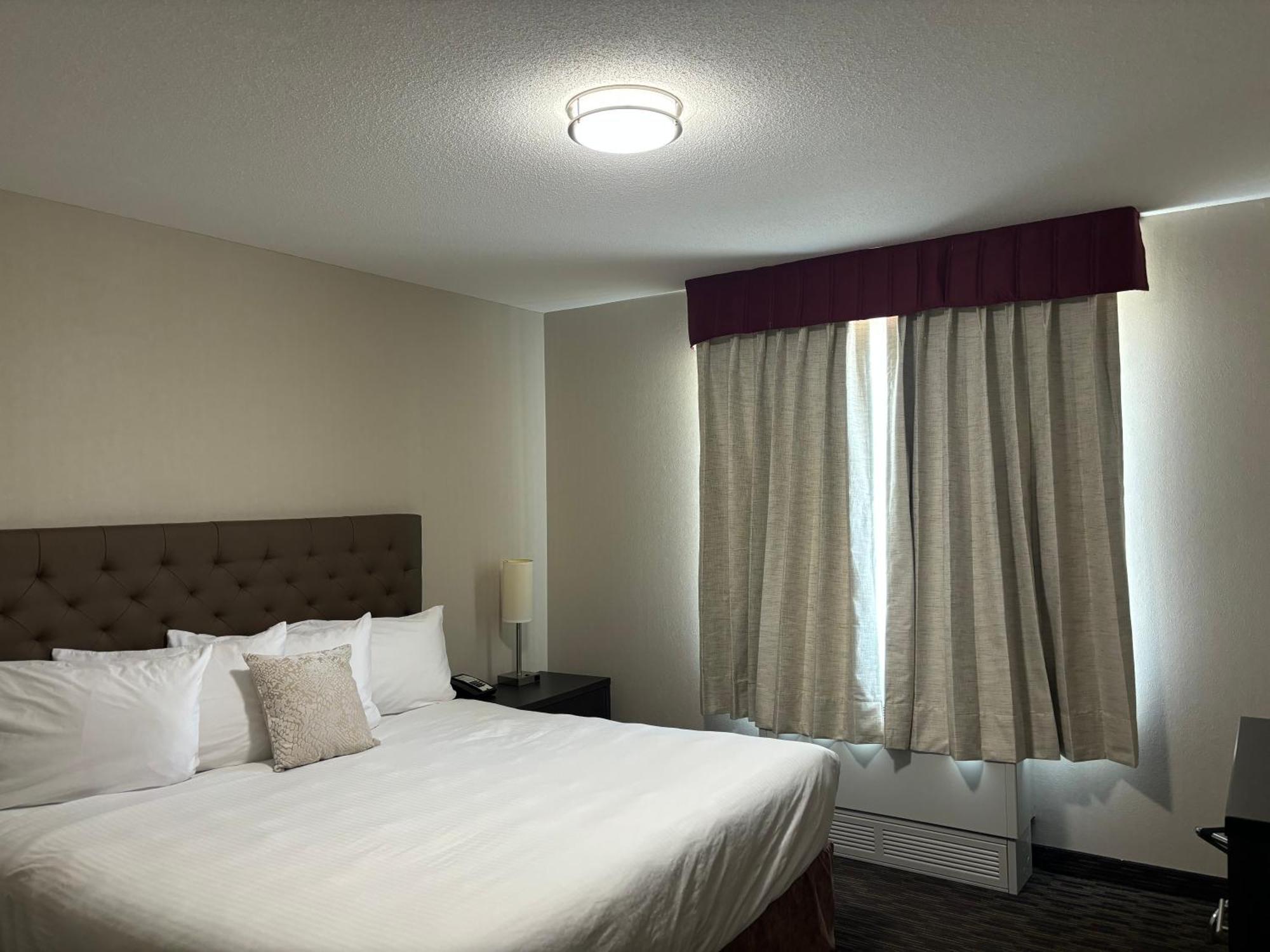 Ramada By Wyndham Estevan Bagian luar foto