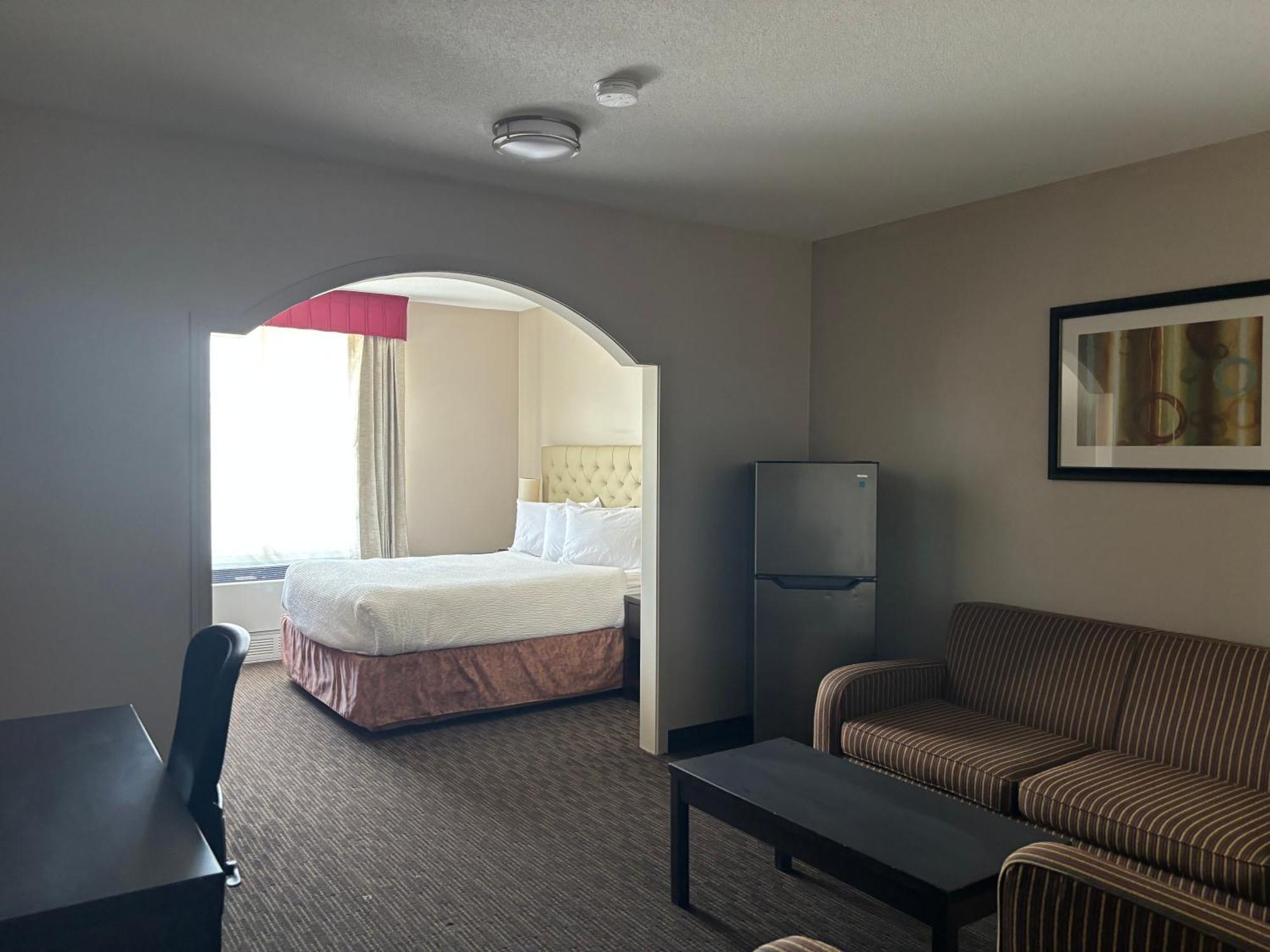 Ramada By Wyndham Estevan Bagian luar foto