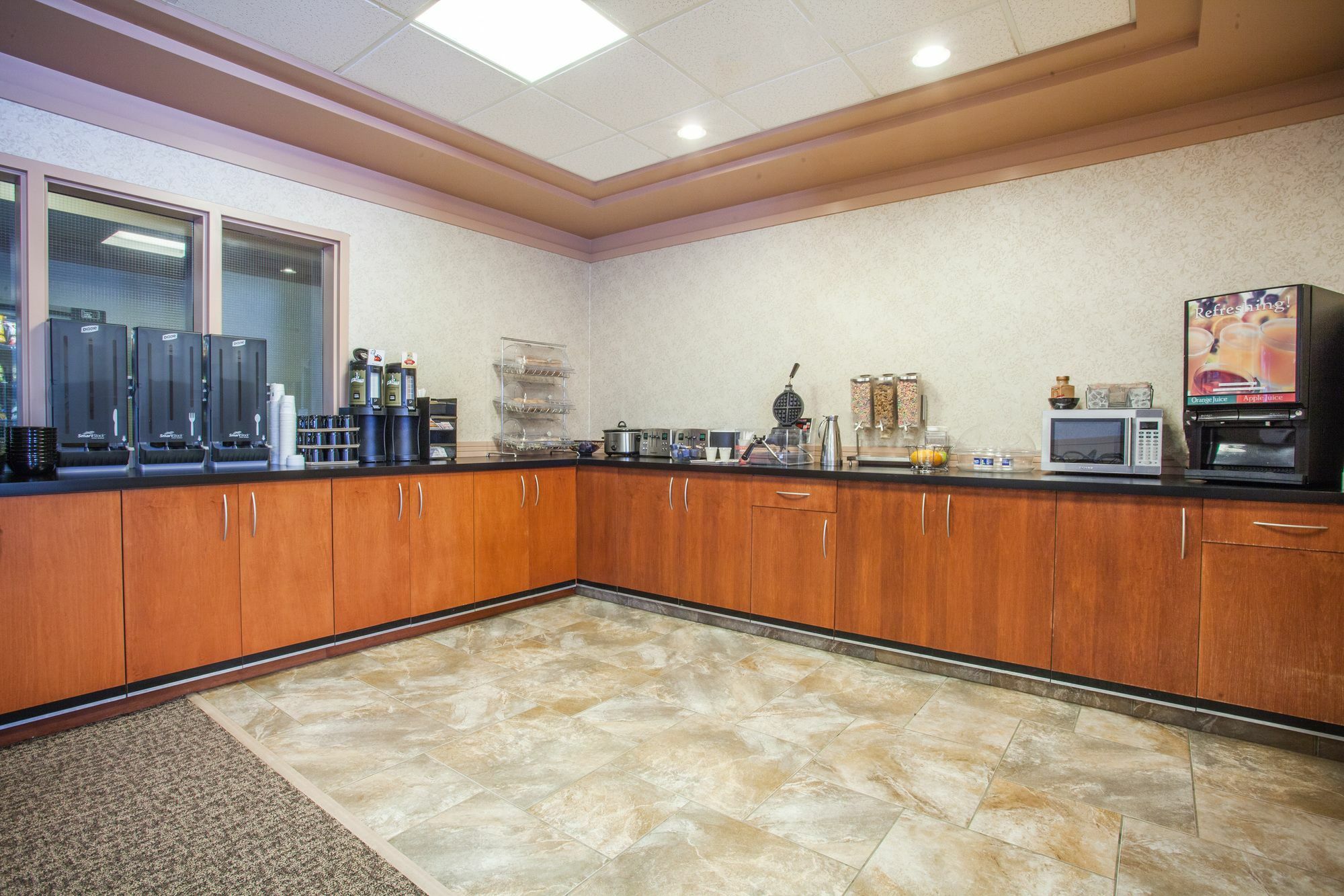Ramada By Wyndham Estevan Bagian luar foto